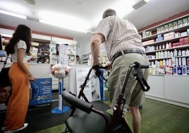 El acompañamiento para ir al médico o gestionar las recetas de los usuarios, entre los servicios que presta la Fundación Valdecilla.