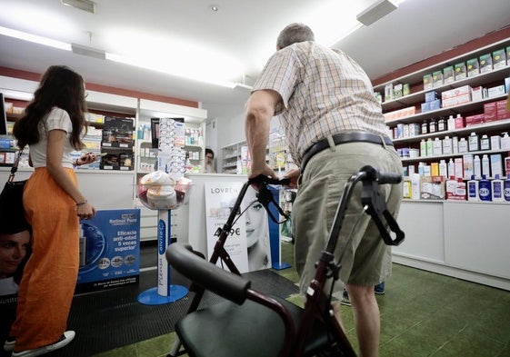 El acompañamiento para ir al médico o gestionar las recetas de los usuarios, entre los servicios que presta la Fundación Valdecilla.