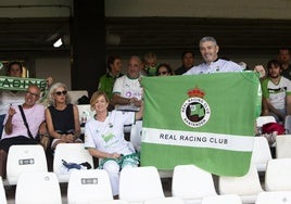 Varios aficionados del Racing en la grada de Cartagonova la temporada pasada.