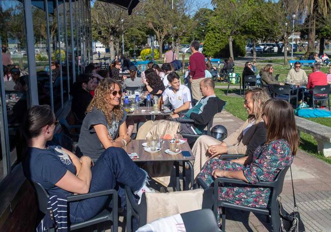 Hostelería. Las mesas de la cafetería con buen tiempo y mucha gente.