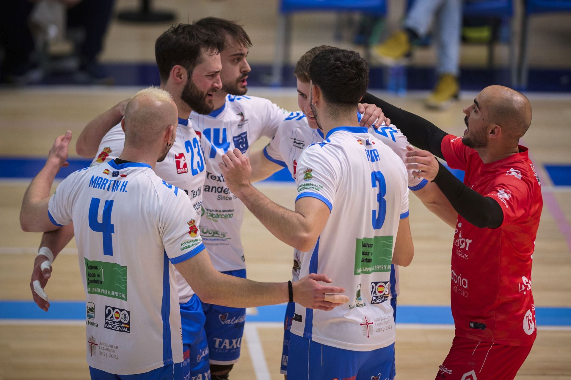 Los jugadores del Textil celebran un punto en el partido ante el L'Illa Grau.