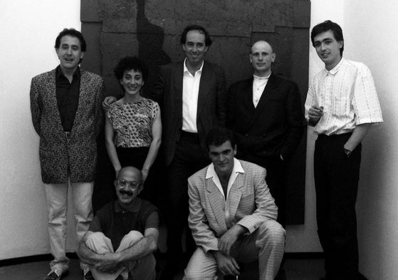 Inauguración de la galería Siboney. Arriba: Juan Uslé, Vicky Civera, Manolo Montenegro, Antón Lamazares y Juan Riancho. Abajo: Fernando Zamanillo y Francisco Leiro. 11 de julio de 1985.