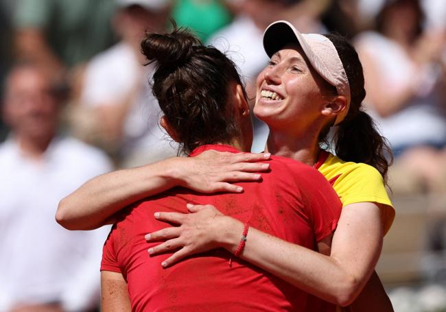 Cristina Bucsa (derecha) abraza a Sara Sorribes. Juntas ganaron el bronce olímpico en París.