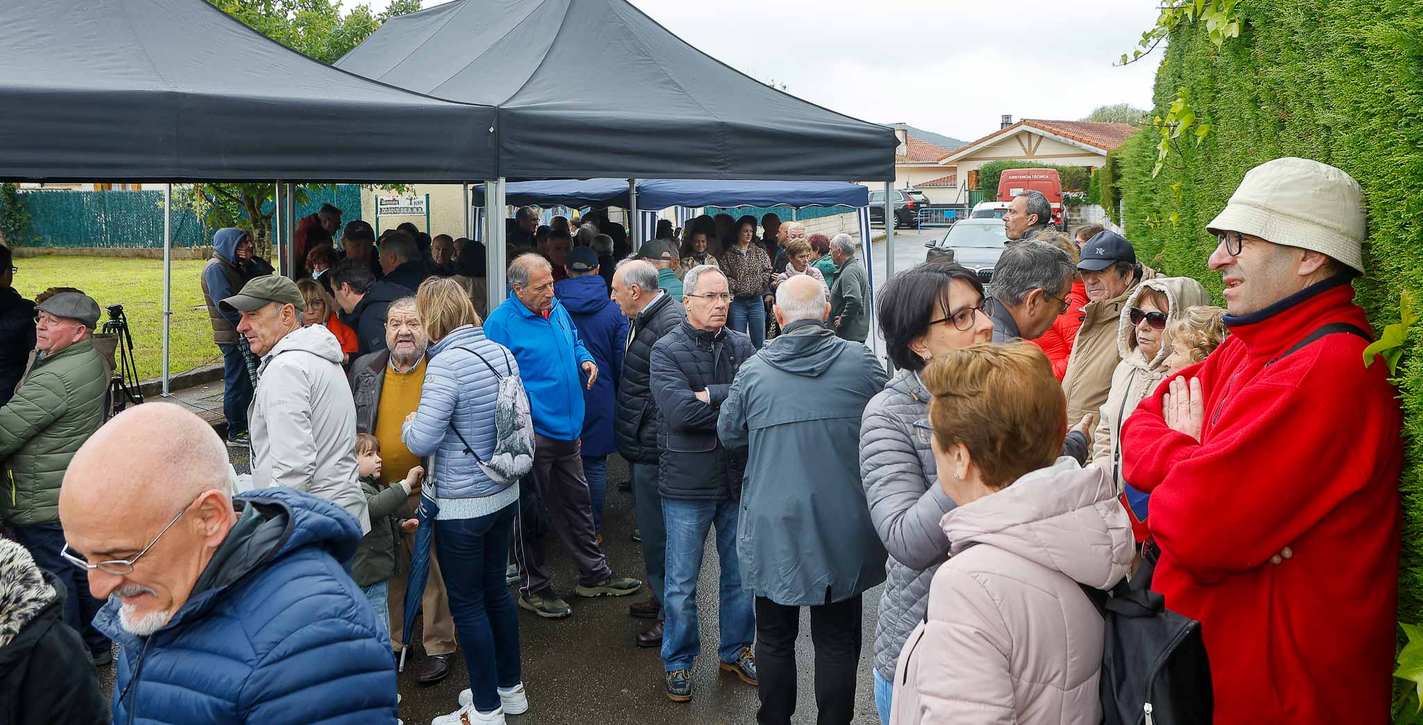 A pesar de la lluvia, miembros de Ama y autoridades regionales han querido acercase al acto conmemorativo por el 20 aniversario del colectivo. 