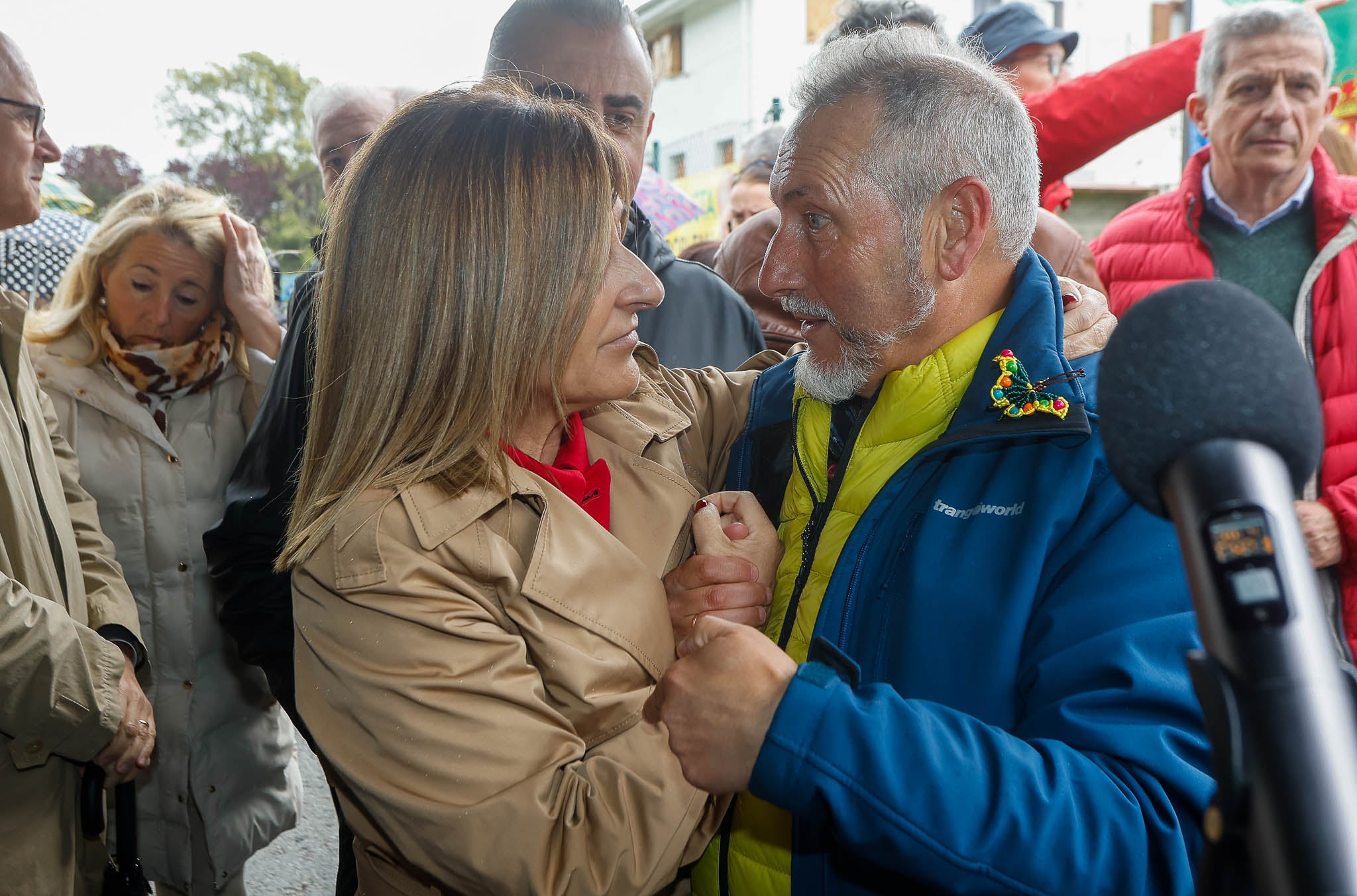María José Sáenz de Buruaga saluda al presidente de AMA, Antonio Vilela. 