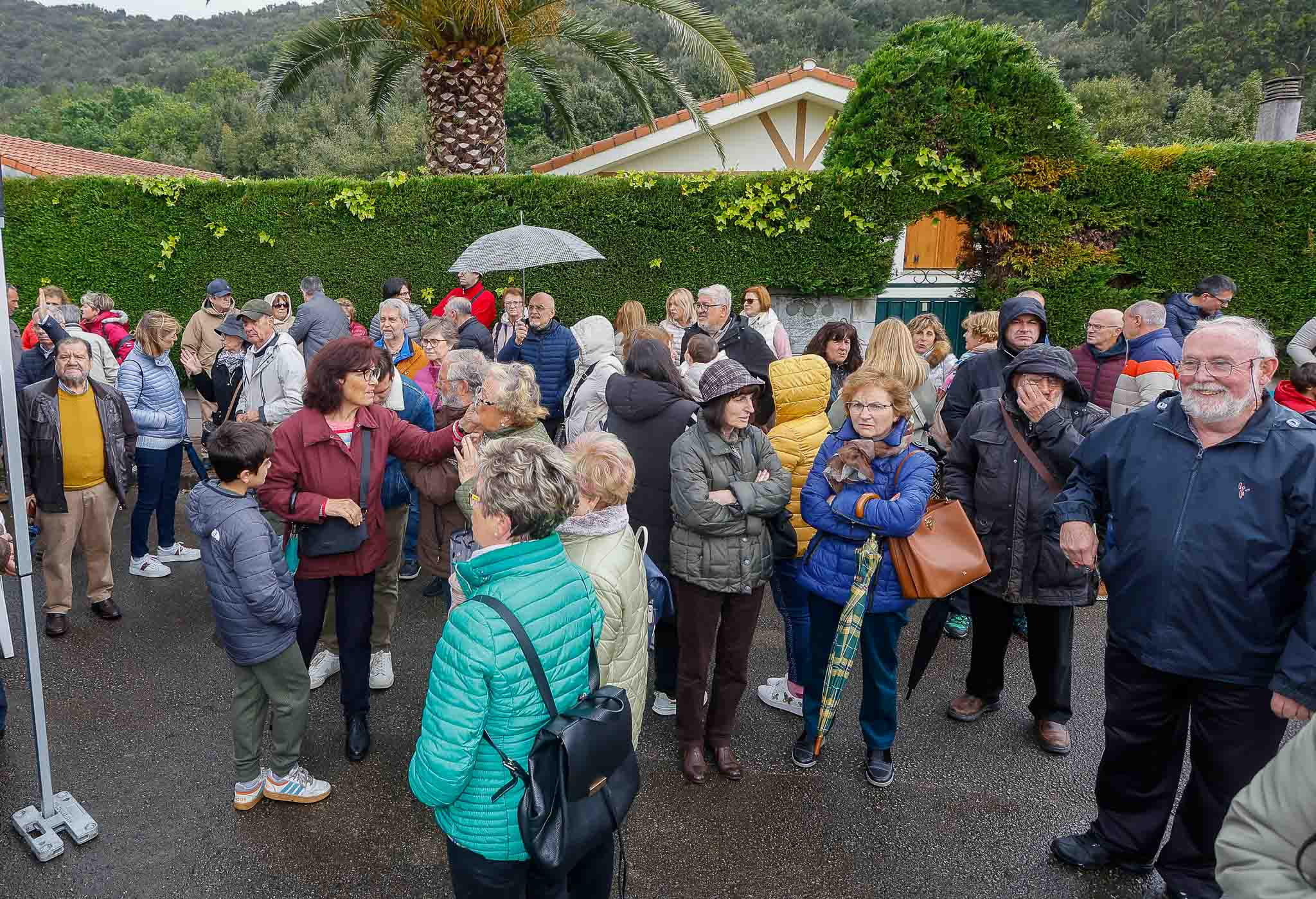 Víctimas de las sentencias de derribos en el acto celebrado en la urbanización Pueblo del Mar I, en Argoños. 