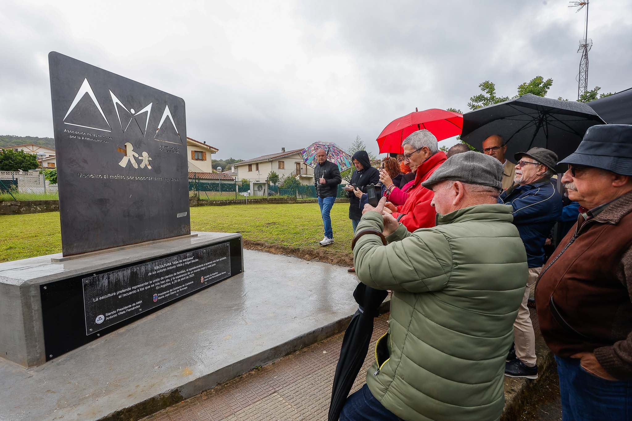 La escultura 'Alas de Mariposa' representa la unión de cientos de familias afectadas en Cantabria y la esperanza por un mundo más justo. 
