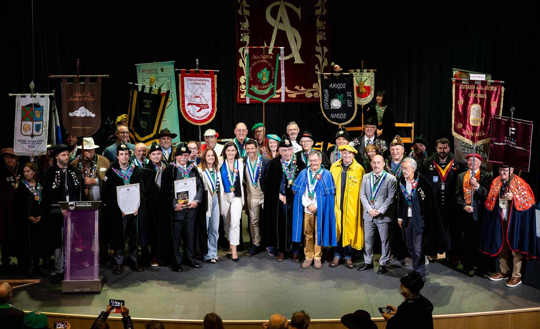 La alcaldesa, Gema Igual, posa junto a los nuevos cofrades de honor, de número y el nuevo embajador, este sábado, en el Paraninfo de La Magdalena.