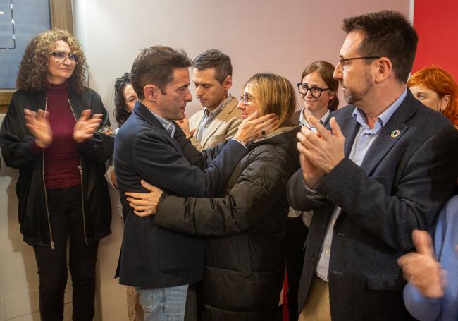 Casares recibiendo muestras de cariño de la delegada del Gobierno en Cantabria.