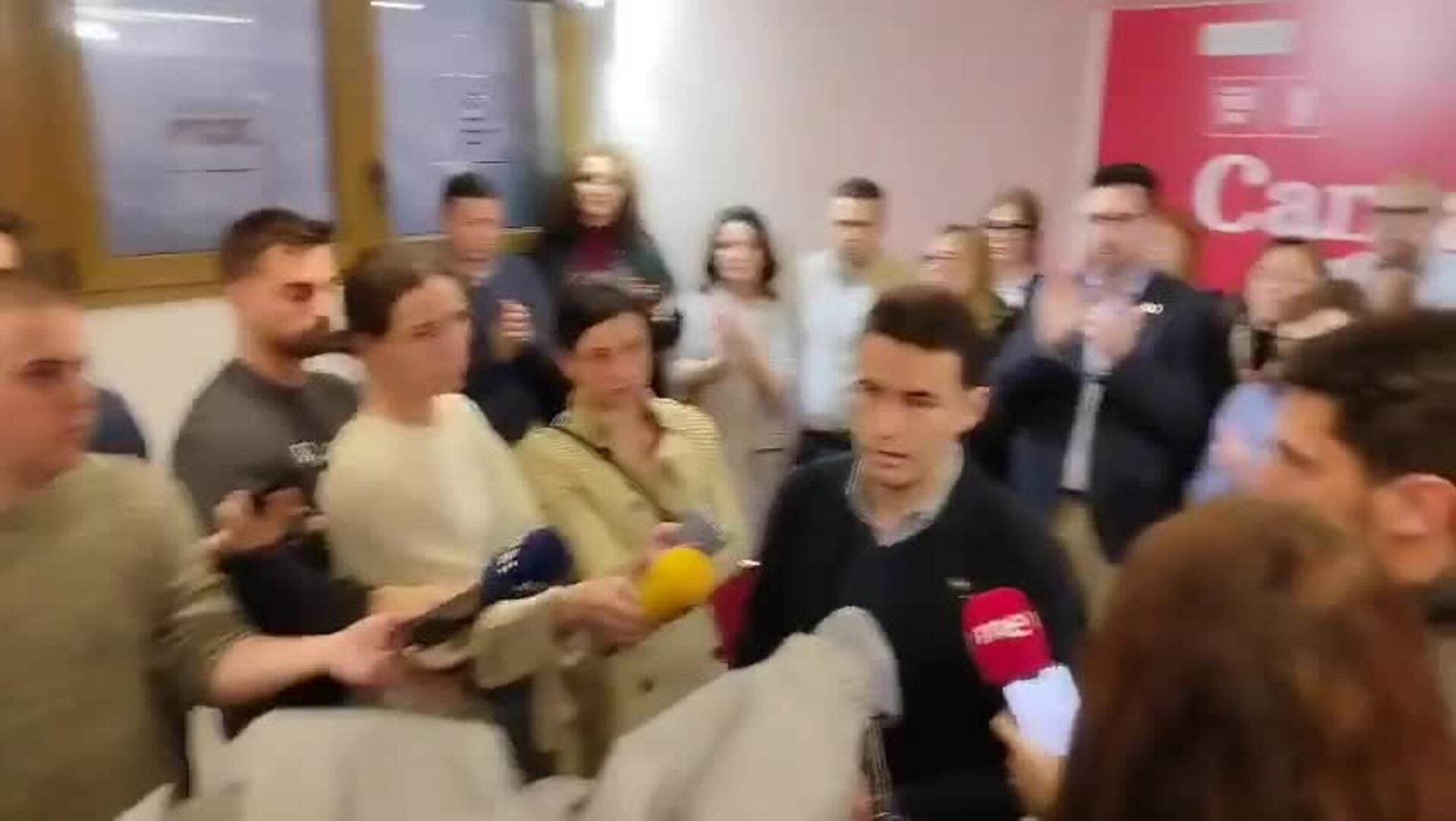 El aplauso de los militantes en apoyo a Casares