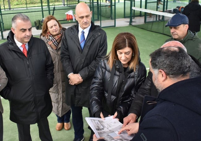 Media, Arranz y Buruaga comprobando el plan de obra.