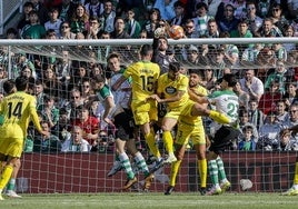 Ezkieta despeja el balón durante el partido de ayer.