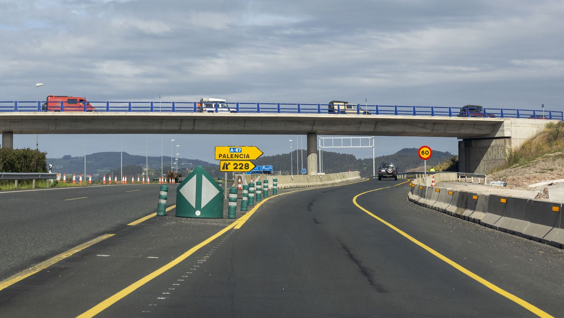 Para ir desde Solares hacia Palencia es necesario abandonar la A-8, después de pasar Zurita, y tomar la salida 228 que sigue en obras. Es una curva con un trazado muy pronunciado hacia la derecha, casi en espiral, que desemboca en la A-67 rumbo a Los Corrales de Buelna y Reinosa.