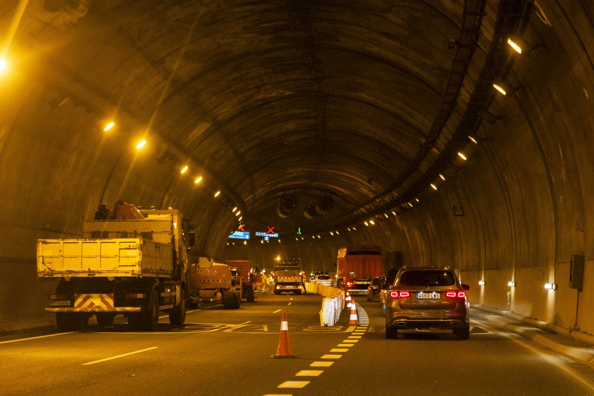 El mayor escollo al que se enfrentan desde esta semana los automovilistas que van de Solares a Oviedo por la A-8 es cruzar el túnel de Torrelavega (en sentido Cabezón de la Sal), que está en obras. Los tres carriles (dos hacia Oviedo y uno hacia Santander) se han reducido a uno solo.