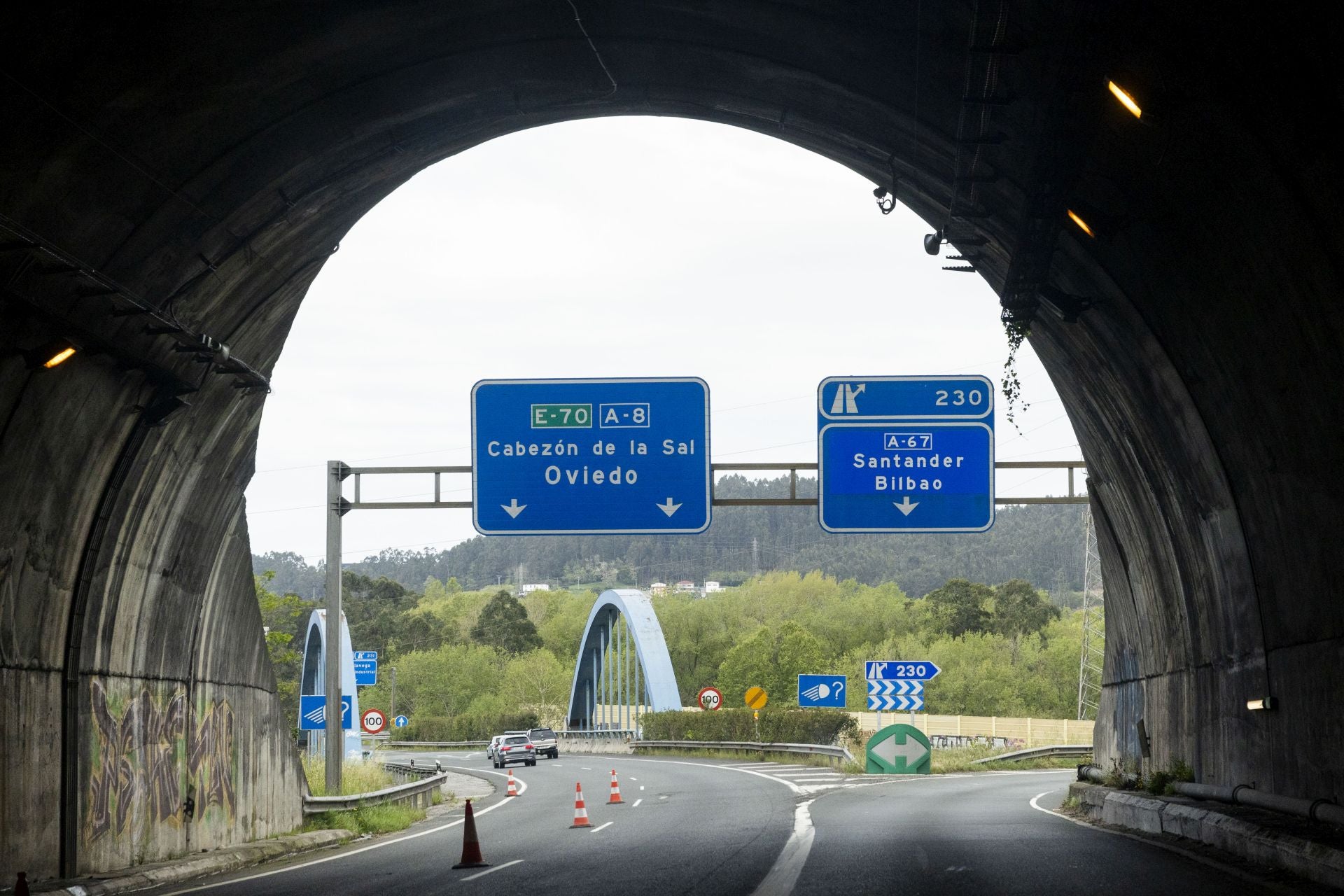 Los conductores que circulan por la A-8 deben desviarse hacia la A-67 en la salida 230. Es un desvío complicado, con una curva bastante cerrada, justo a la salida del túnel de Torrelavega. A pesar de que hace unos años se redujo el radio de giro, sigue siendo un punto complicado.