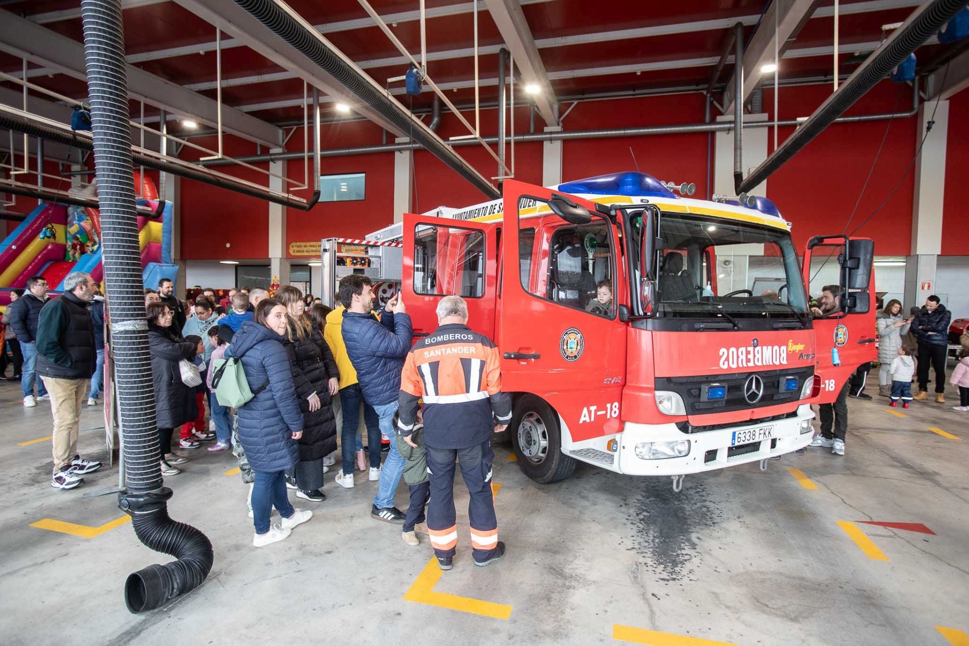 Las familias han podido ver por dentro los vehículos que utilizan los bomberos de Santander en su labor diaria. 