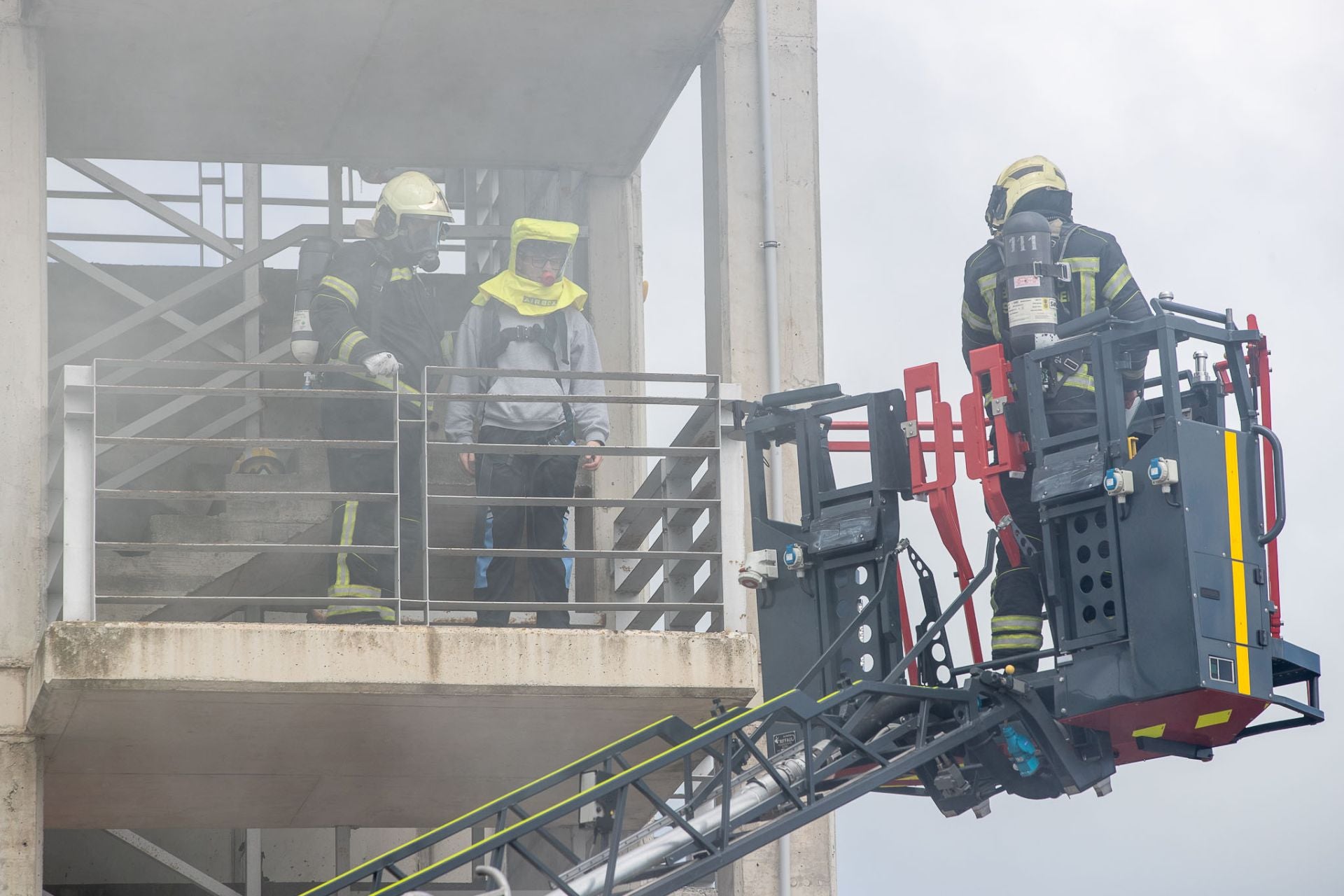 Los bomberos mostraron una intervención muy parecida a la que hicieron el pasado enero durante el incendio del edificio de la calle Juan de la Cosa, en Santander. 