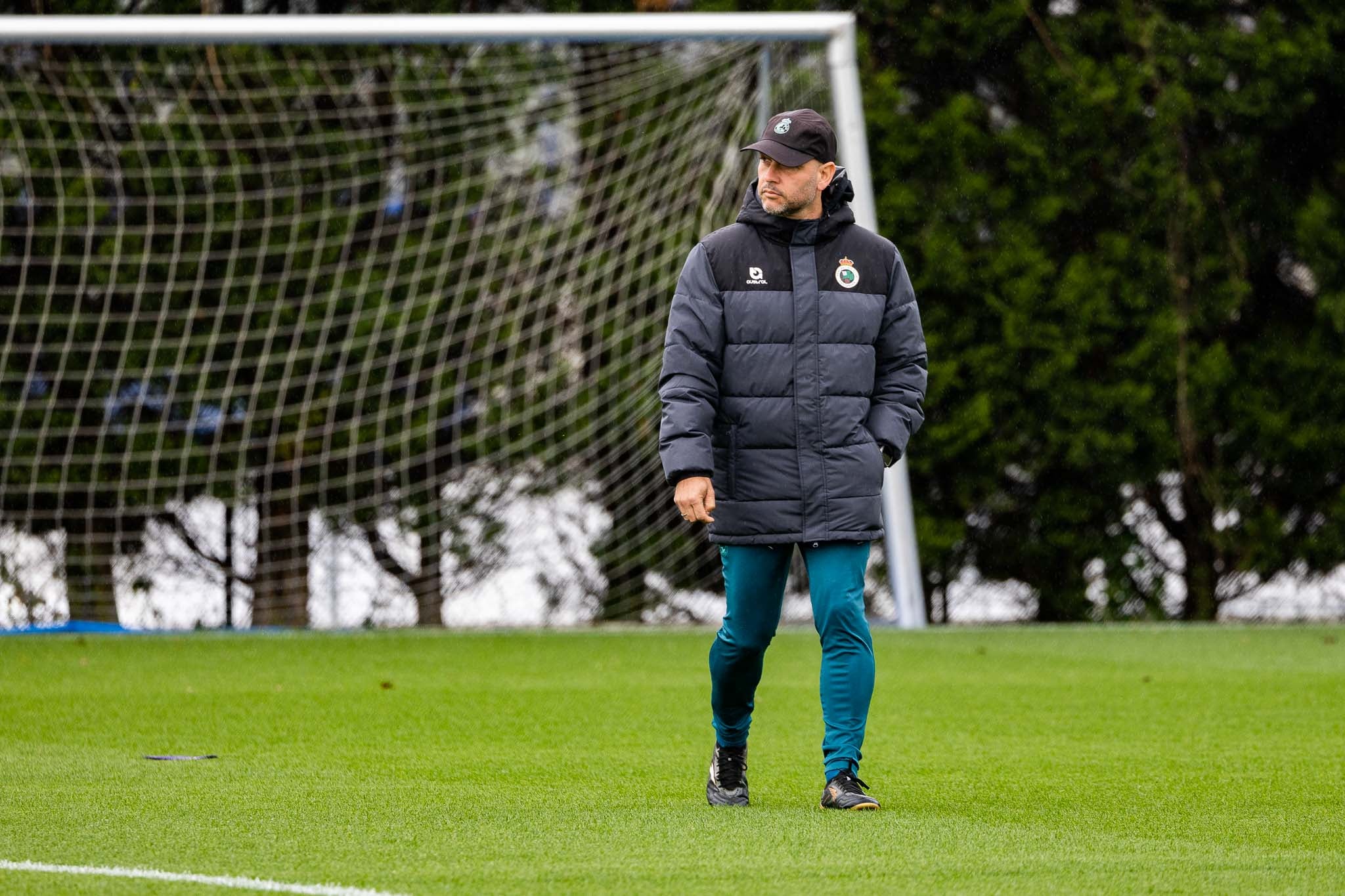 José Alberto observa a sus jugadores en el entrenamiento.