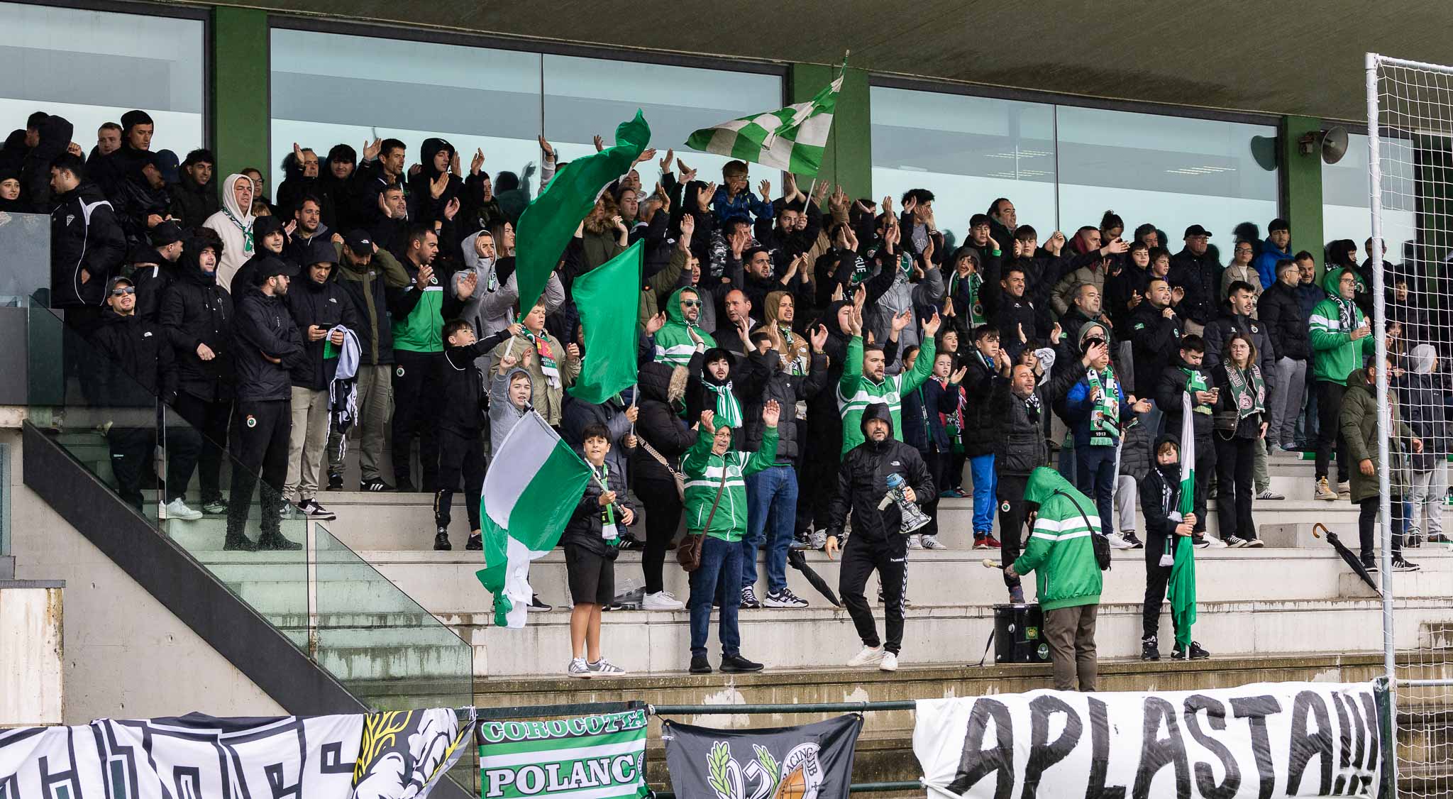 Los aficionados no dejaron de animar a los jugadores durante el entrenamiento.