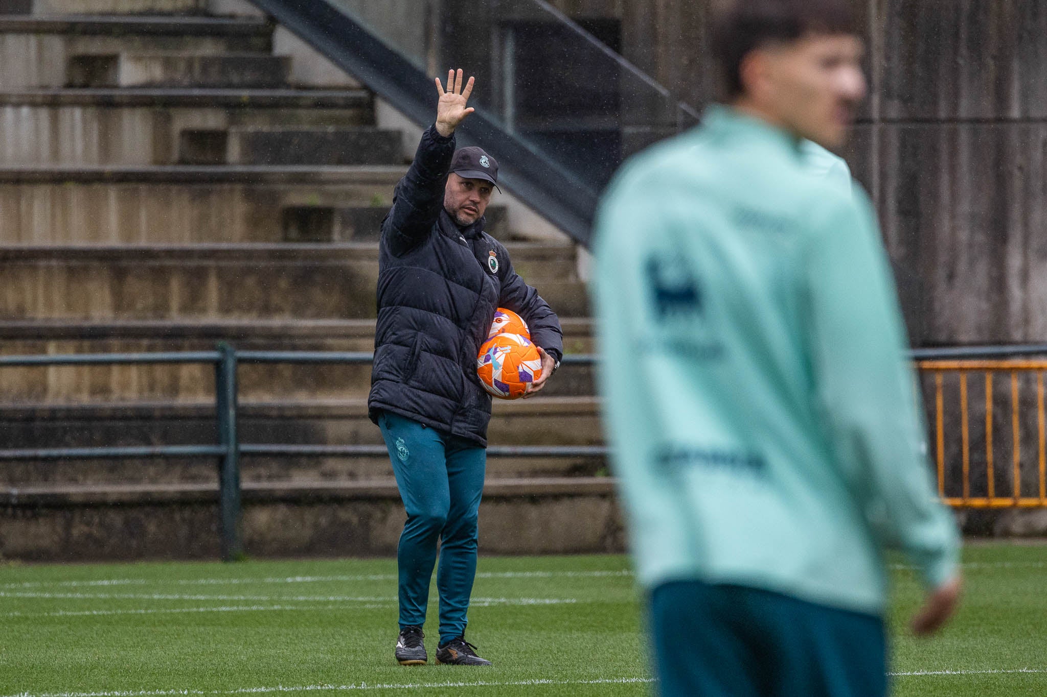 José Alberto da instrucciones a sus jugadores.
