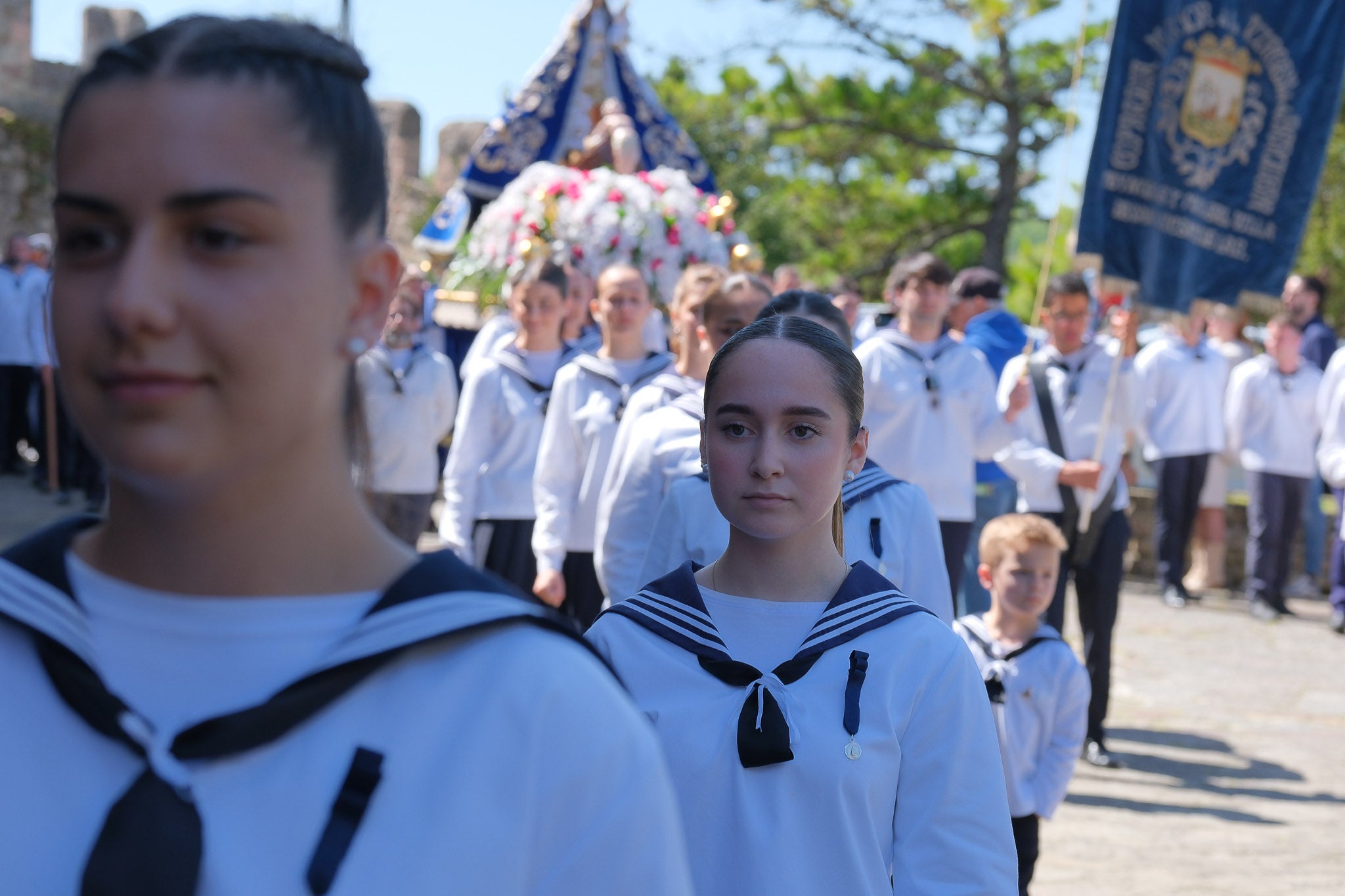 Jóvenes picayas acompañando a la Virgen de la Barquera en la procesión