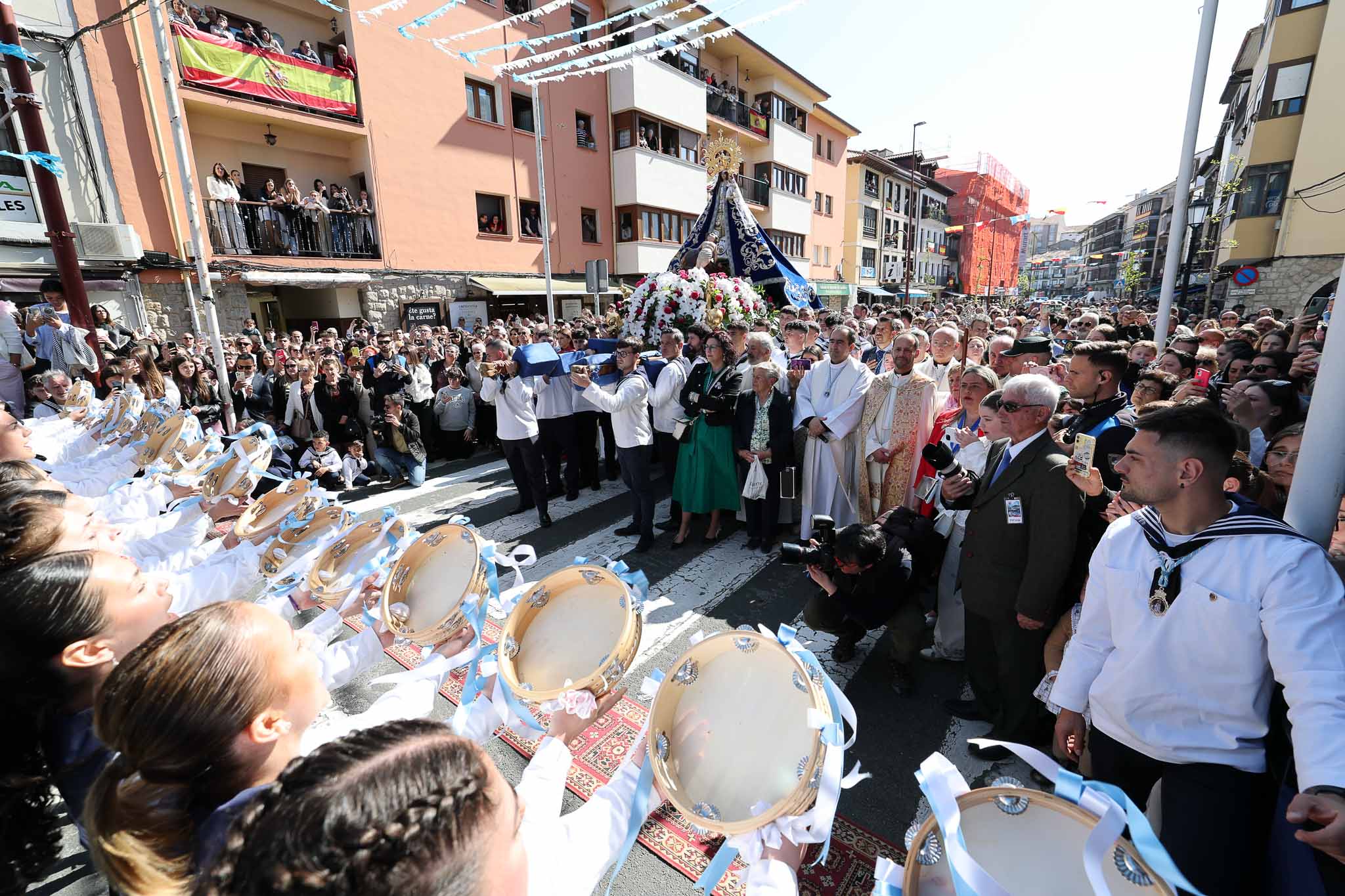 Las picayas cantando a su patrona la Virgen de la Barquera