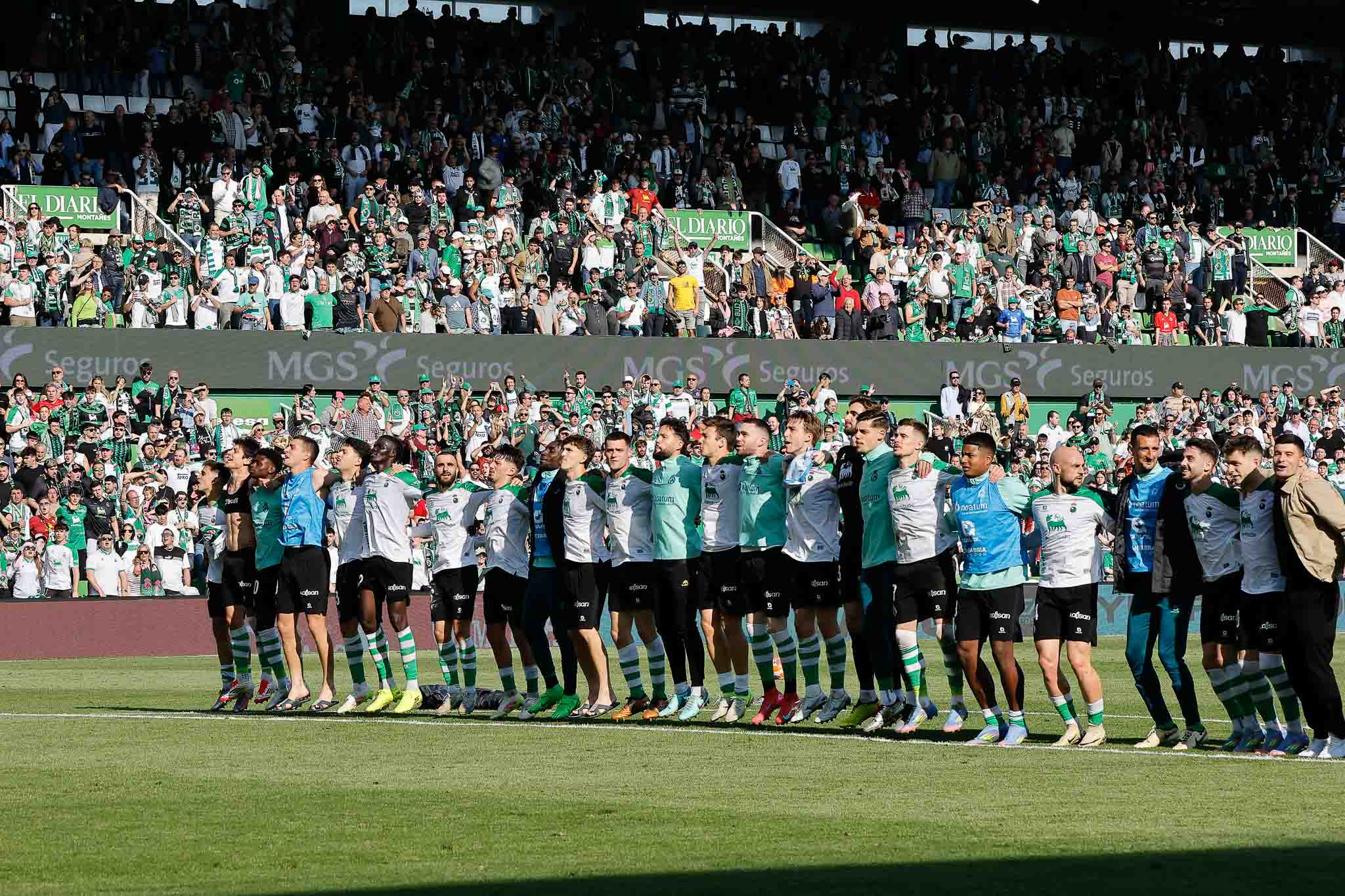 Los jugadores festejaron el triunfo con la Gradona