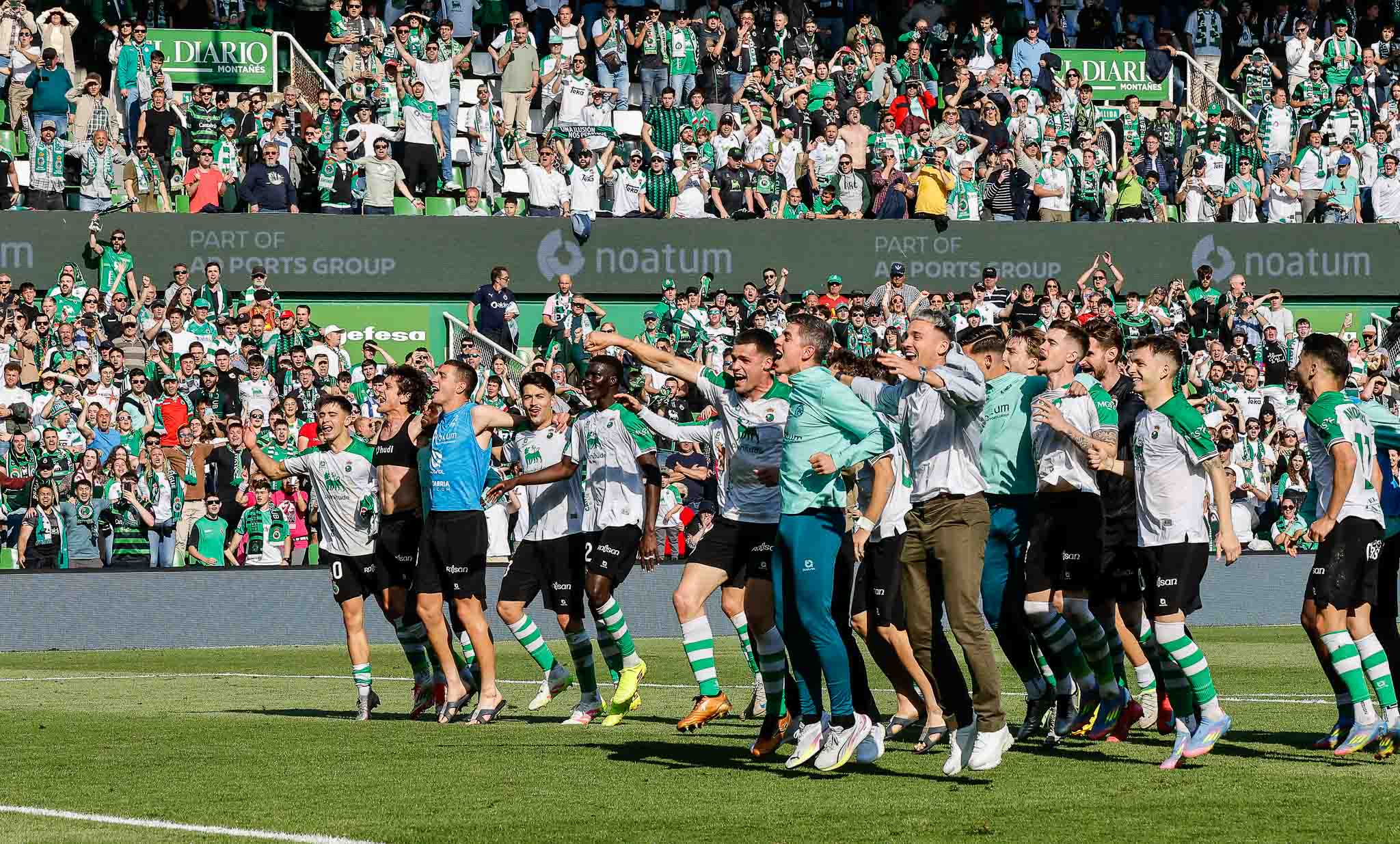 La plantilla celebra los tres puntos obtenidos ante el Deportivo
