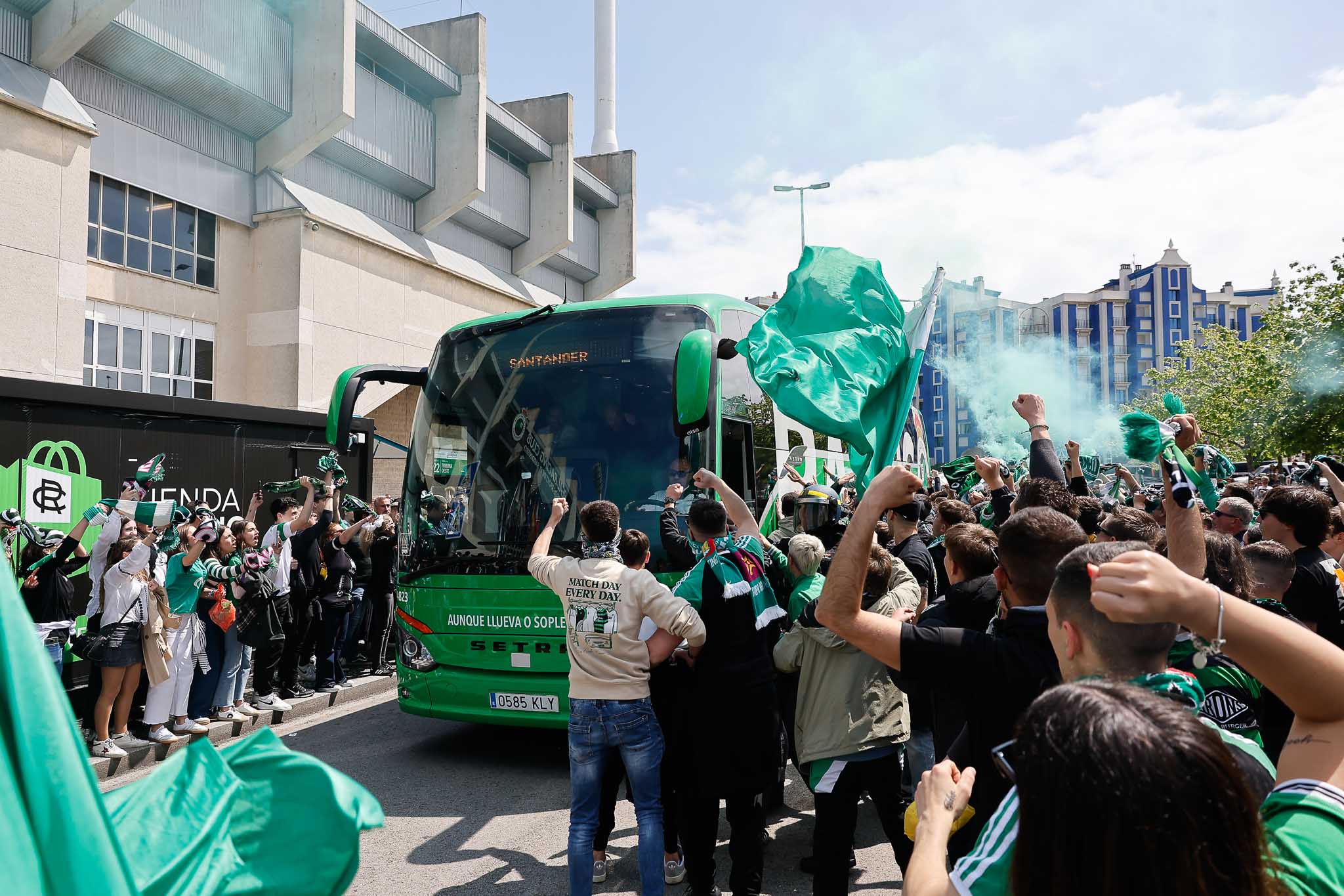 El autobús  del Racing llega a El Sardinero