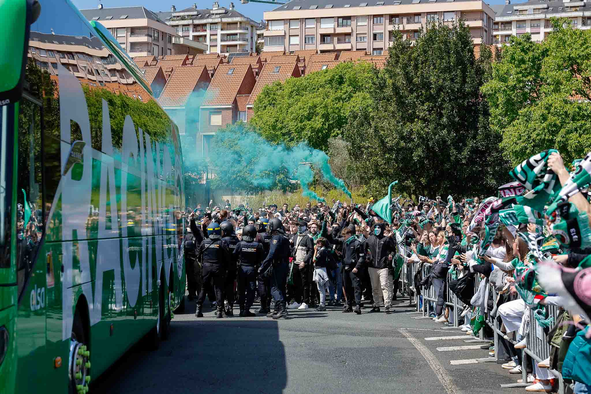 Los racinguistas acompañaron al autobús siguiéndolo a su paso
