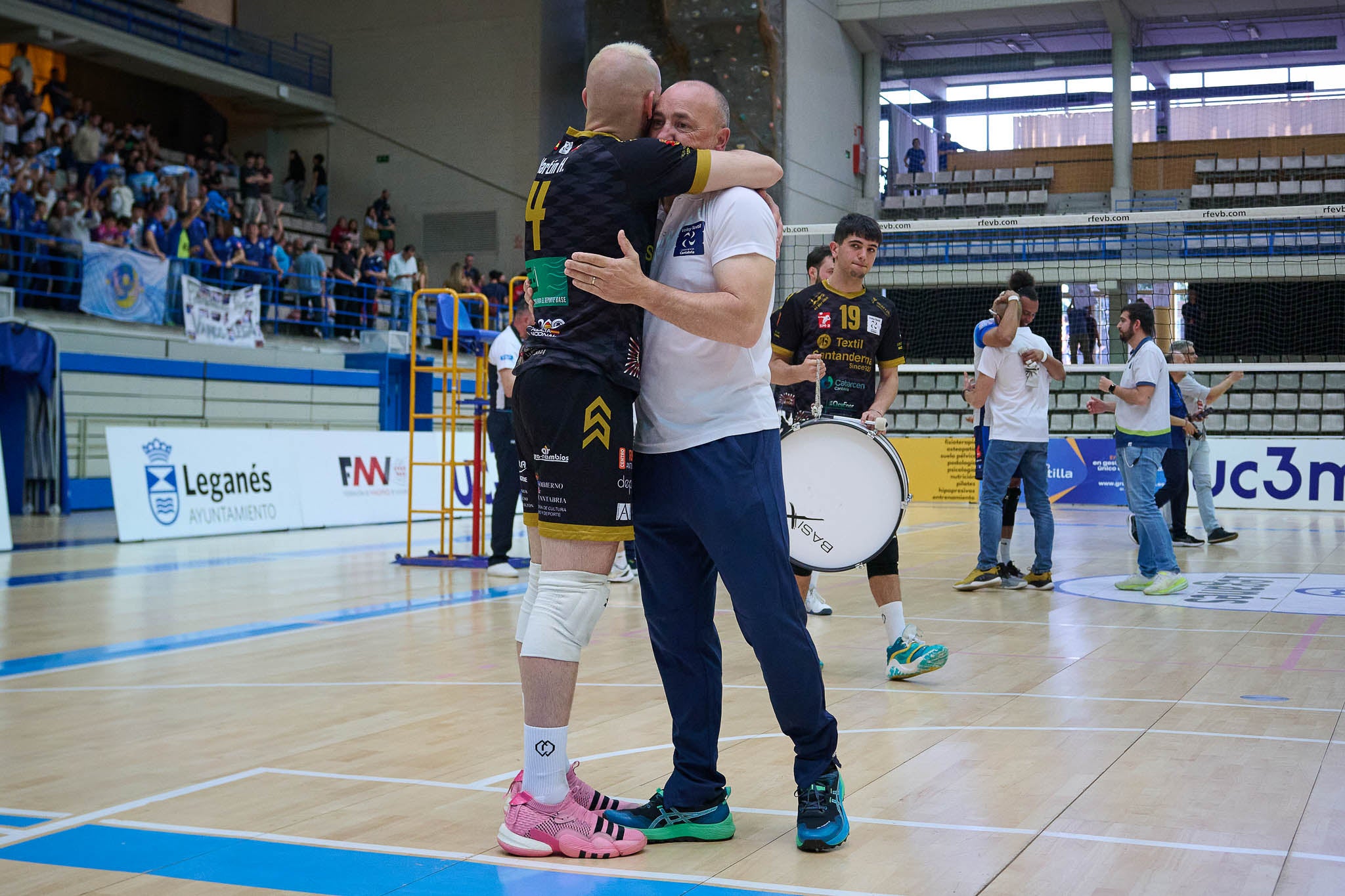 Luis Martín se abraza a Pablo Cabrera tras el partido.