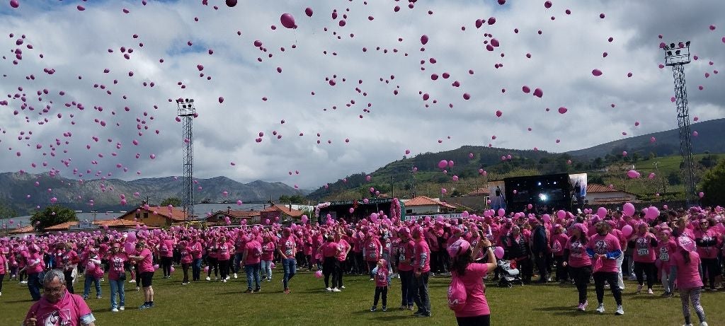 Los globos subieron al cielo tras el anuncio de que no se había conseguido el récord