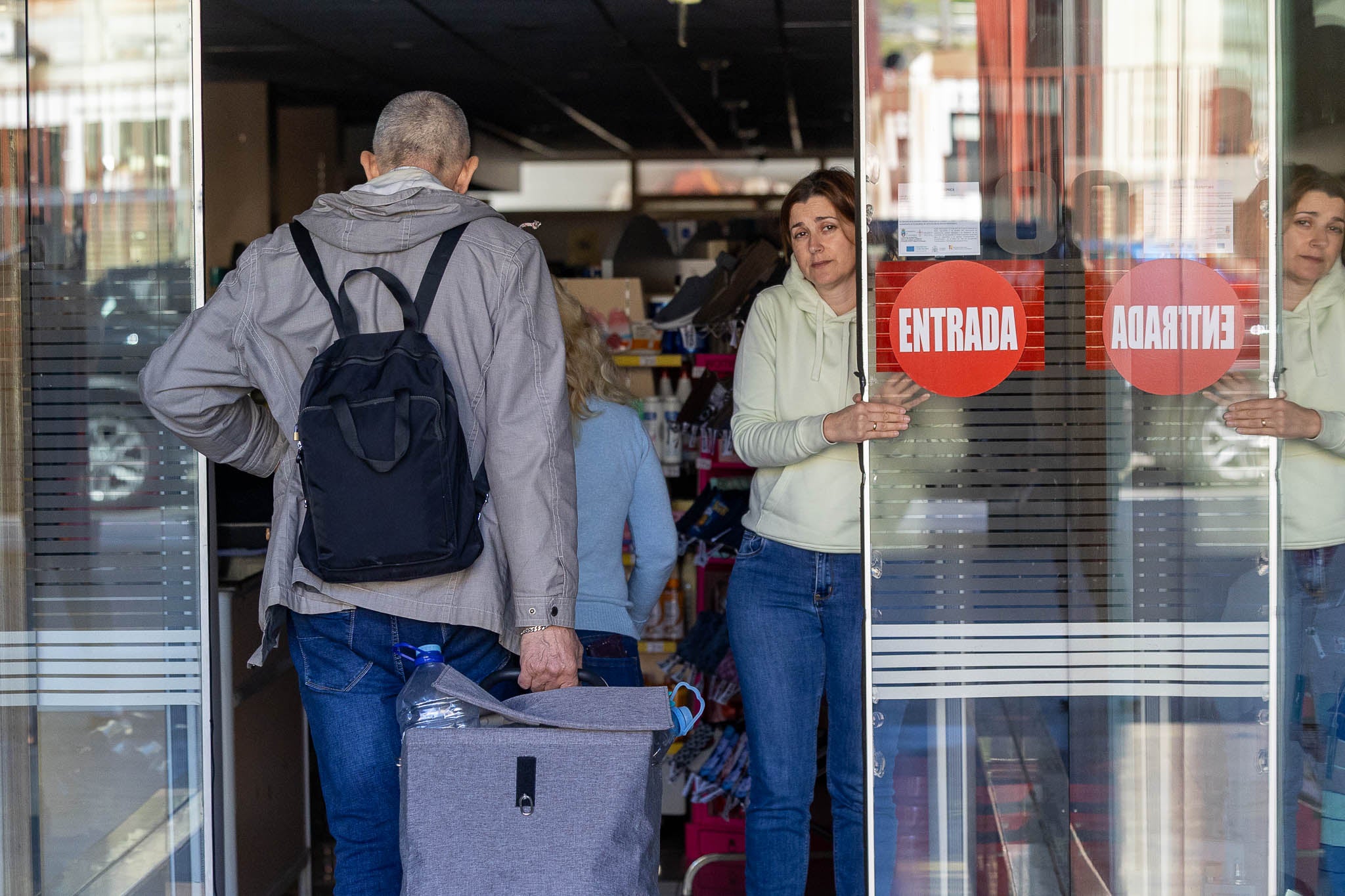 Muchas personas, con el recuerdo de la pandemia a la sombra, acudieron a los supermercados a por suministros sin saber todavía el desenlace que podía tener la situación.