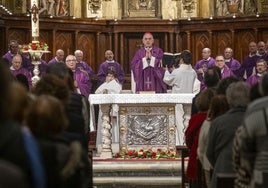 Una Catedral de Santander llena recuerda al Papa Francisco