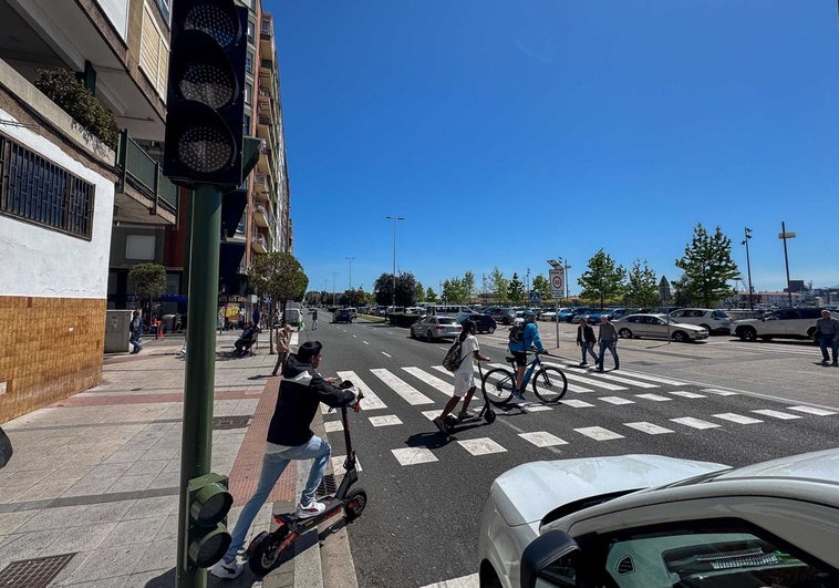 Peatones, conductores de patinetes y ciclistas cruzando por Marqués de la Hermida con el semáforo apagado.