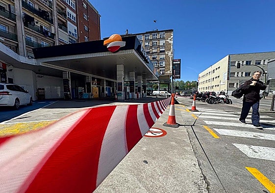 Una gasolinera precintada en la calle Castilla tras cerrar por el corte del suministro eléctrico.