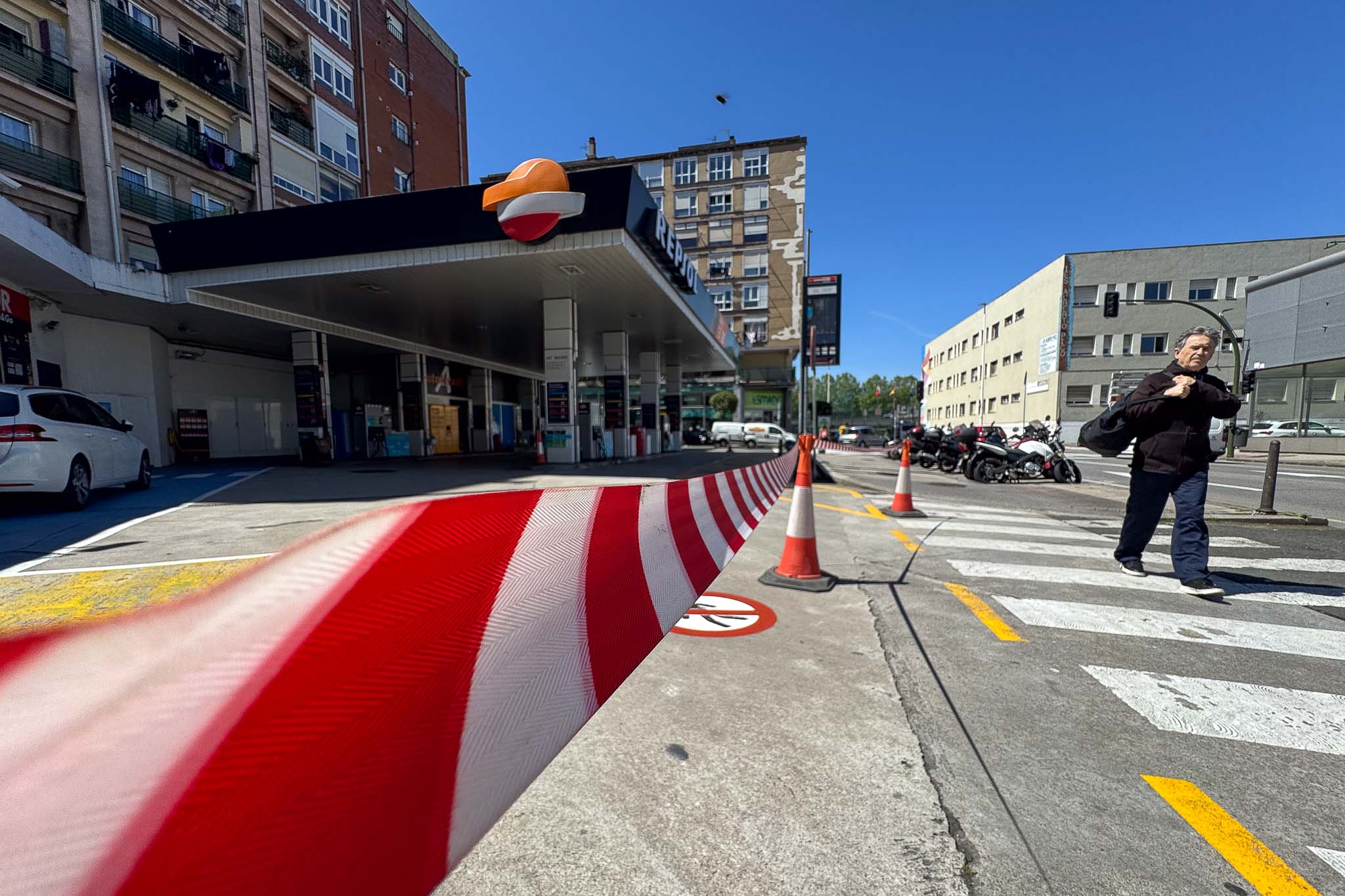 Perímetro en una gasolinera de Castilla Hermida para evitar el paso a los conductores tras el corte de suministro eléctrico.