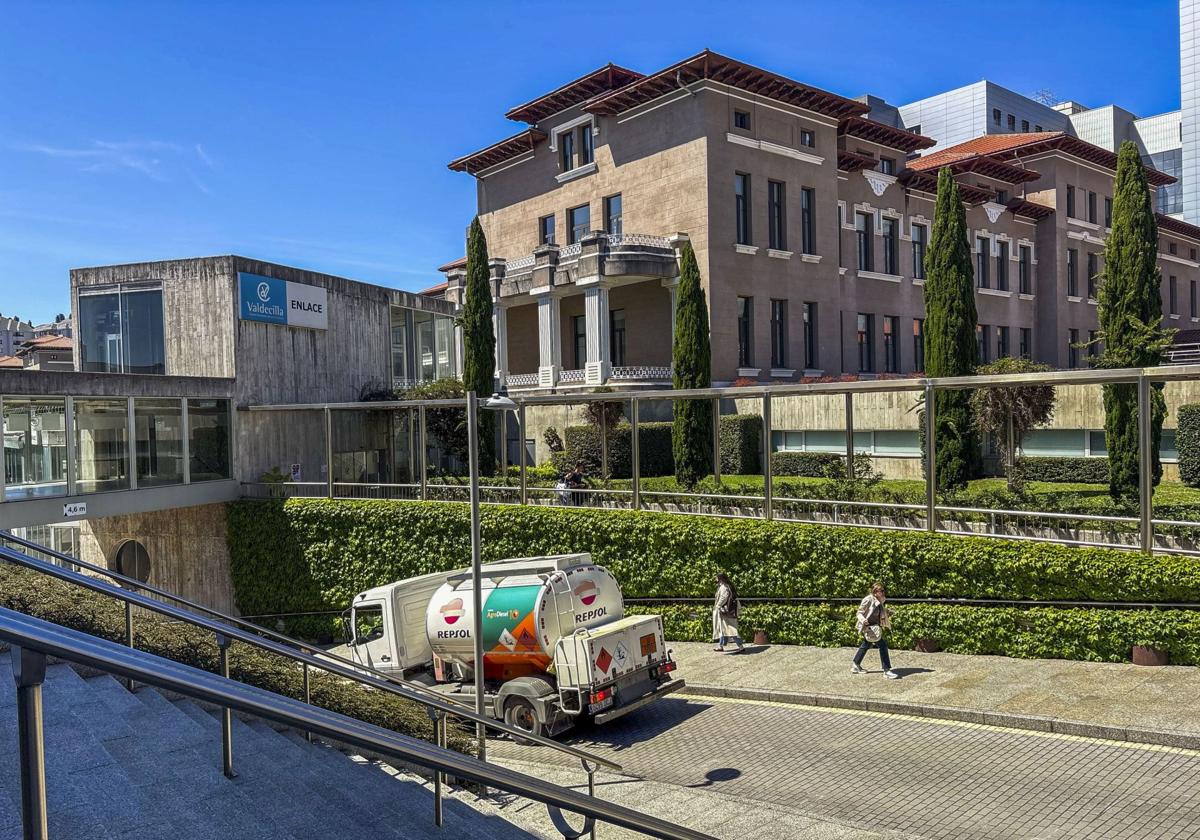 Valdecilla supera las horas críticas con sus generadores y se concentra en la urgencia