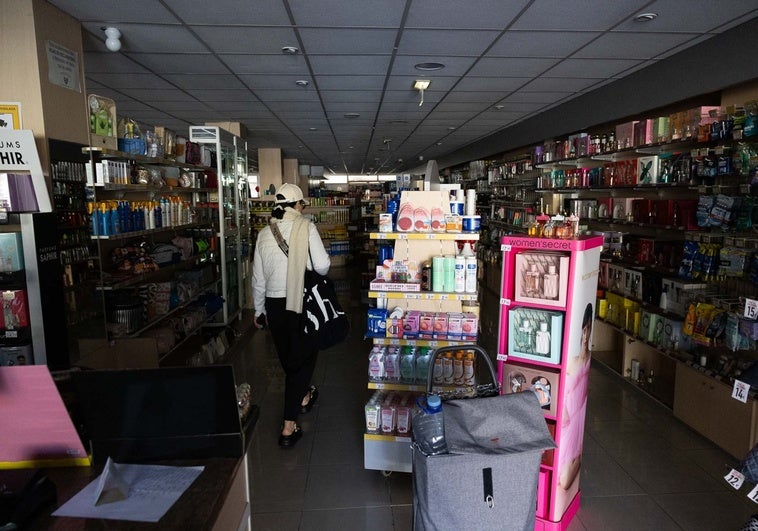 La mayoría de supermercados optaron por cerrar sus puertas, incluso bloqueando las entradas con carros y la presencia de empleados.