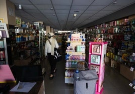 La mayoría de supermercados optaron por cerrar sus puertas, incluso bloqueando las entradas con carros y la presencia de empleados.