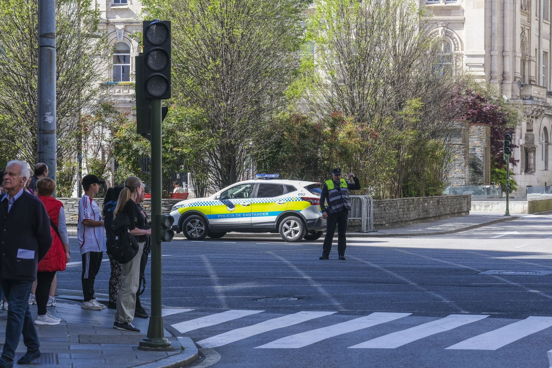 La Policía Local de Santander regula el tráfico en la zona del Ayuntamiento de Santander con los semáforos apagados.
