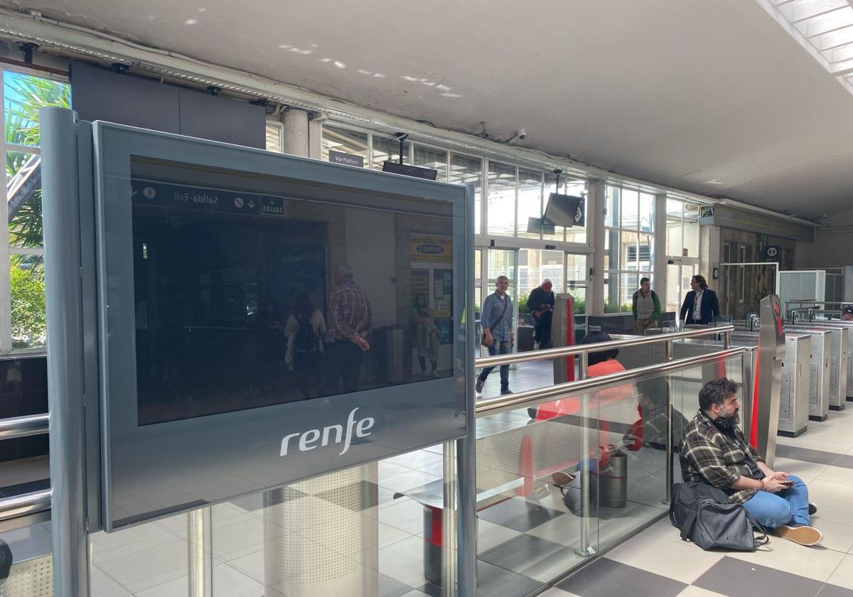 Un reguero de dudas y de viajes cancelados en las estaciones de trenes y autobús de Santander