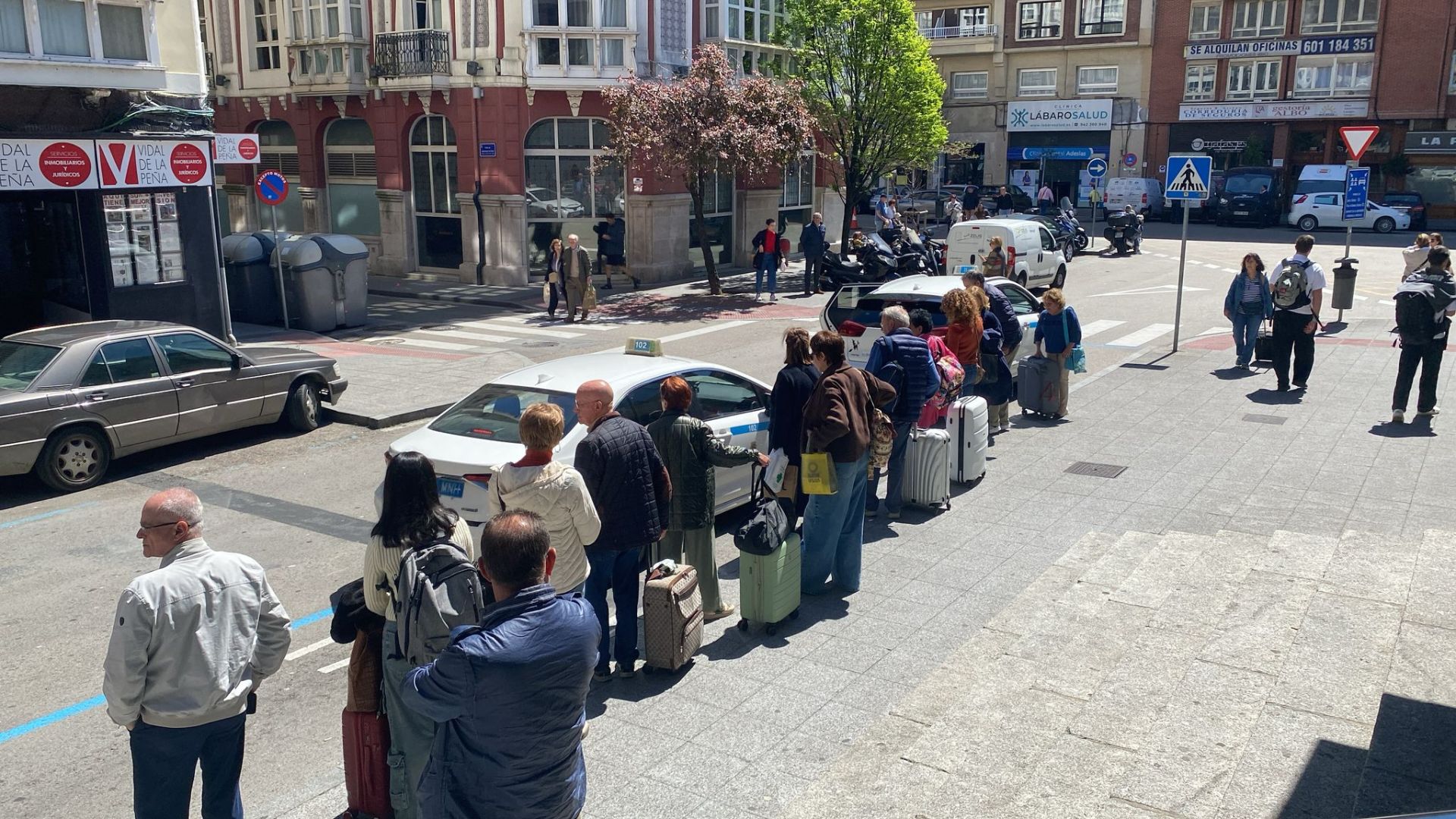 Este mediodía se han formado largas colas en la zona de taxis.