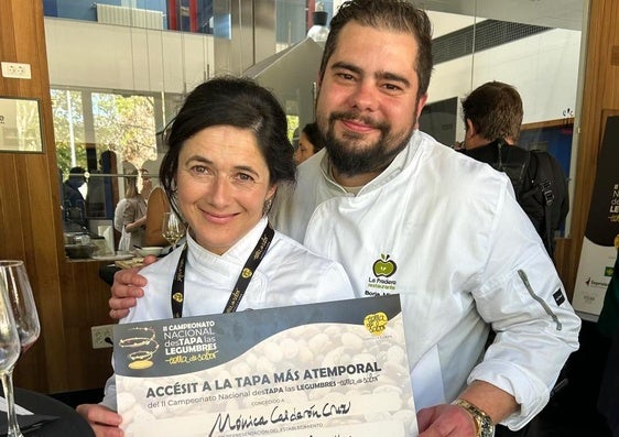 Mónica Calderón y Borja Mier con el diploma tras la entrega de premios.