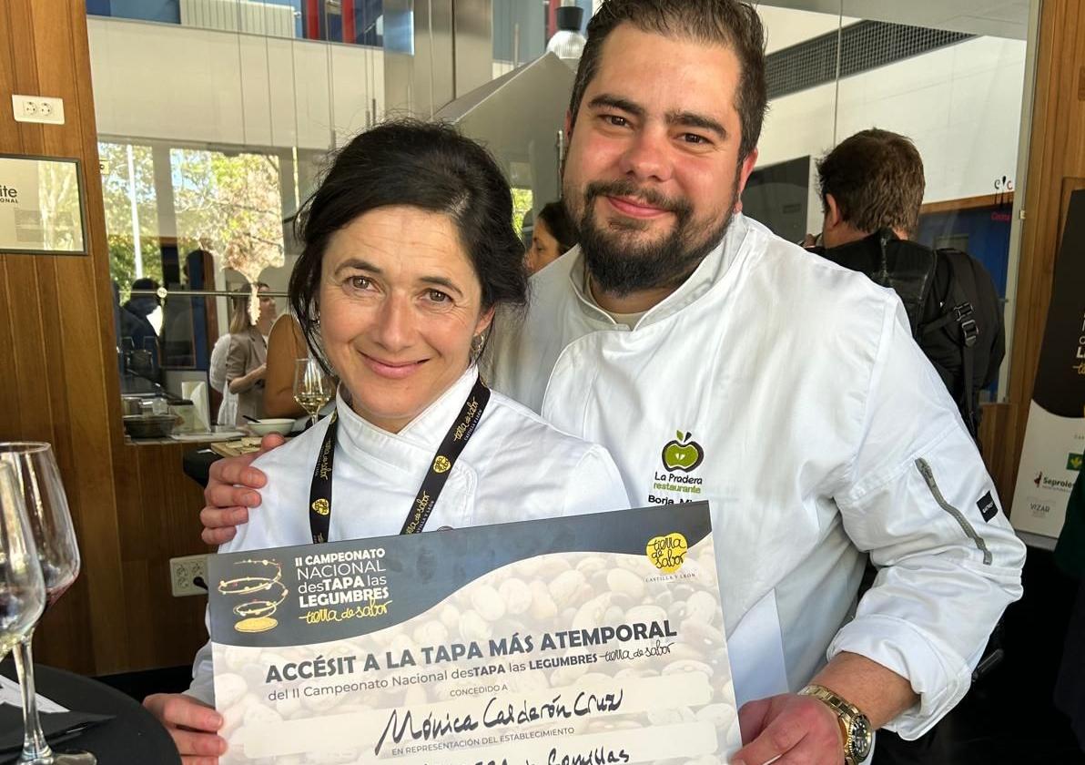 Mónica Calderón y Borja Mier con el diploma tras la entrega de premios.