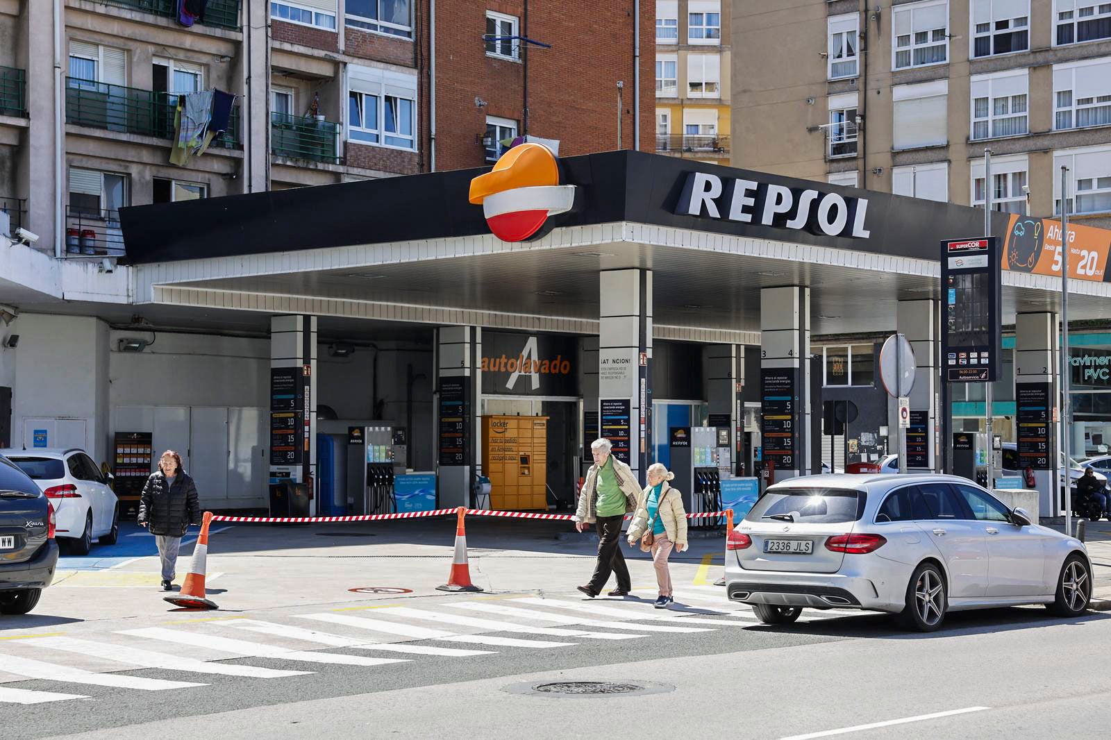 Las gasolineas han cesado su actividad tras la caída del sistema, como en esta Repsol de la calle Castilla con las pantallas apagadas.
