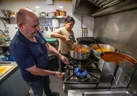 José Antonio Sainz y Milena Giraldo, en la cocina de La Leña.