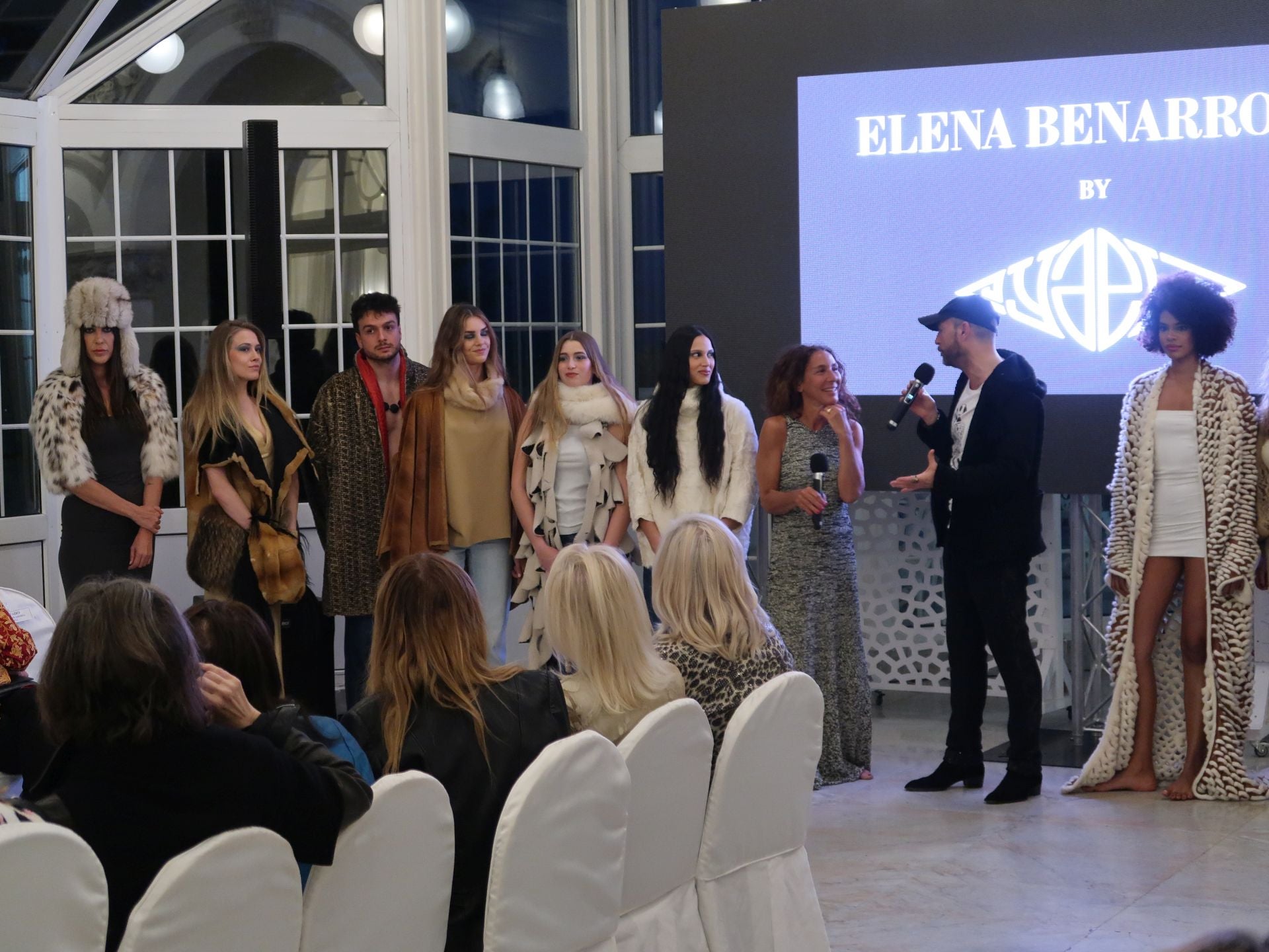 El promotor de Moda Norte José Luis Callejo con parte de los modelos de Elena Benarroch