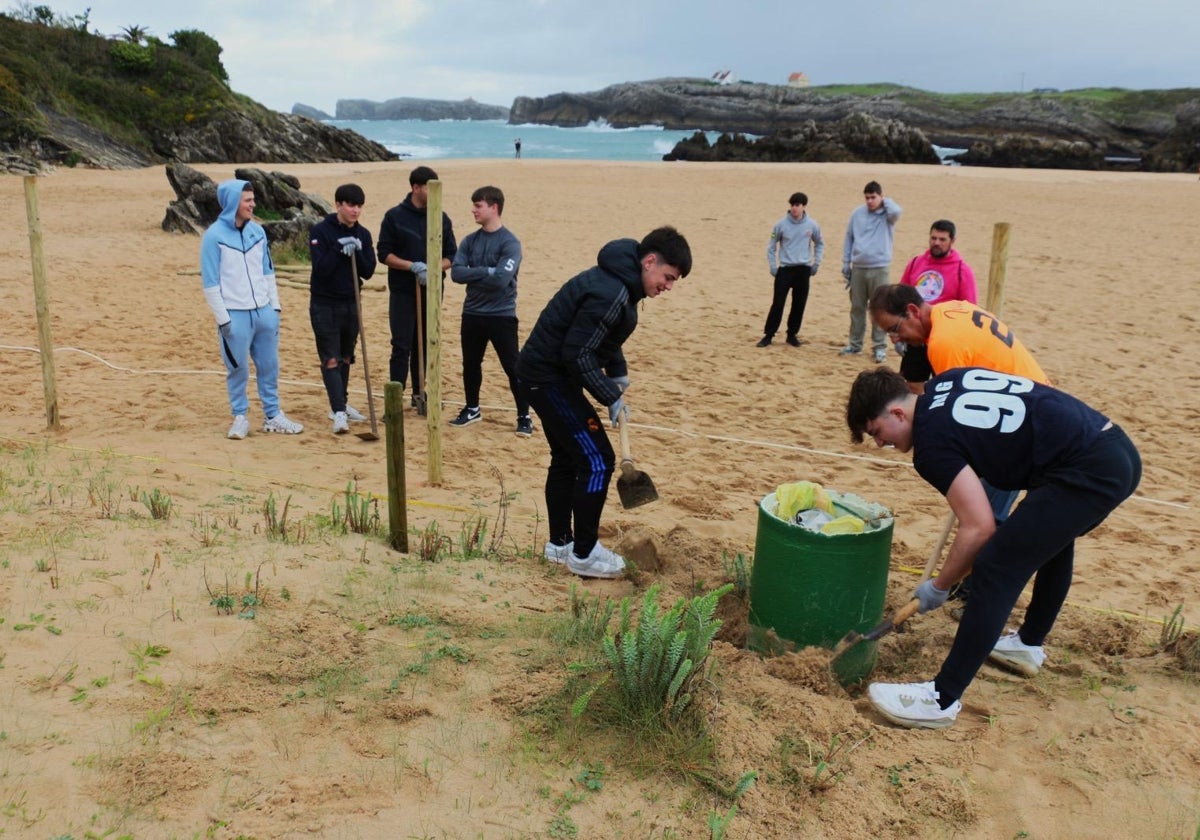 Jóvenes participan en las labores de limpieza de la jornada de voluntariado.