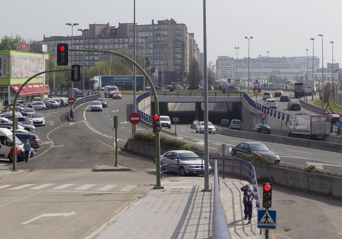 Una conductora choca contra el muro del túnel de la Marga, abandona su coche y se fuga